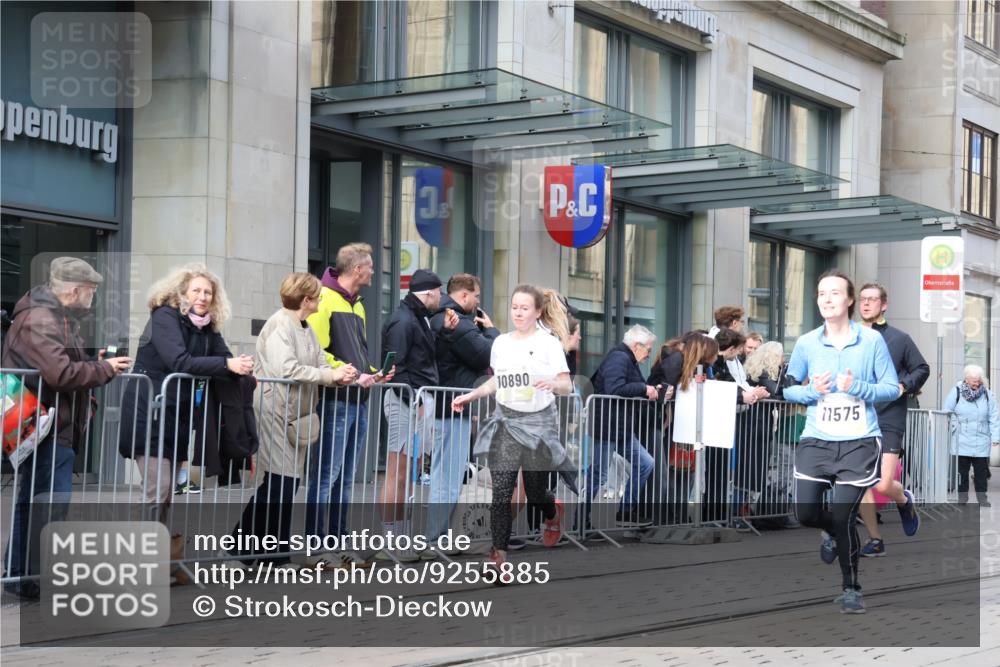 05.10.2025 - 20. swb-Marathon Bremen Strokosch-Dieckow http://msf.ph/oto/9255885 05.10.2025 10:57:30 Ziel 9221, 9309, 9372, 9568, 9585, 9719, 9872, 9943, 9979, 10219, 10225, 10250, 10329, 10341, 10555, 10577, 10651, 10703, 10754, 10793, 10834, 10890, 10975, 11023, 11116, 11301, 11352, 11457, 11469, 11520, 11521, 11564, 11575, 11601, 11663, 11731, 11744, 9221, 9309, 9372, 9568, 9585, 9719, 9872, 9943, 9979, 10219, 10225, 10250, 10329, 10341, 10555, 10577, 10651, 10703, 10754, 10793, 10834, 10890, 10975, 11023, 11601, 11663 meine-sportfotos.de