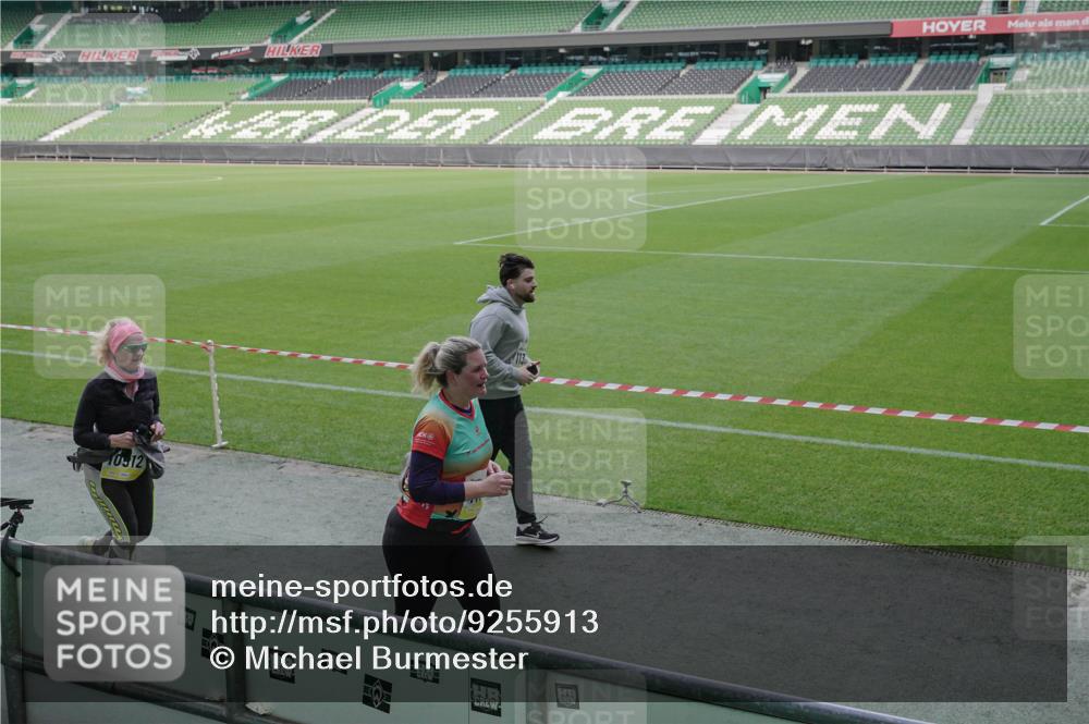 05.10.2025 - 20. swb-Marathon Bremen Michael Burmester http://msf.ph/oto/9255913 05.10.2025 10:43:42 Laufen im Stadion 9011, 9273, 9373, 9374, 9380, 9386, 9470, 9493, 9526, 9561, 9675, 9724, 9731, 9732, 9784, 9819, 9822, 9823, 9848, 9867, 9895, 9911, 9912, 9984, 10036, 10040, 10146, 10183, 10280, 10288, 10315, 10316, 10320, 10399, 10433, 10435, 10448, 10491, 10512, 10515, 10540, 10552, 10574, 10596, 10705, 10707, 10831, 10839, 10849, 10962, 10969, 11027, 11088, 11113, 11135, 11157, 11161, 11191, 11204, 11215, 11240, 11242, 11285, 11331, 11345, 11388, 11404, 11536, 11539, 11548 meine-sportfotos.de