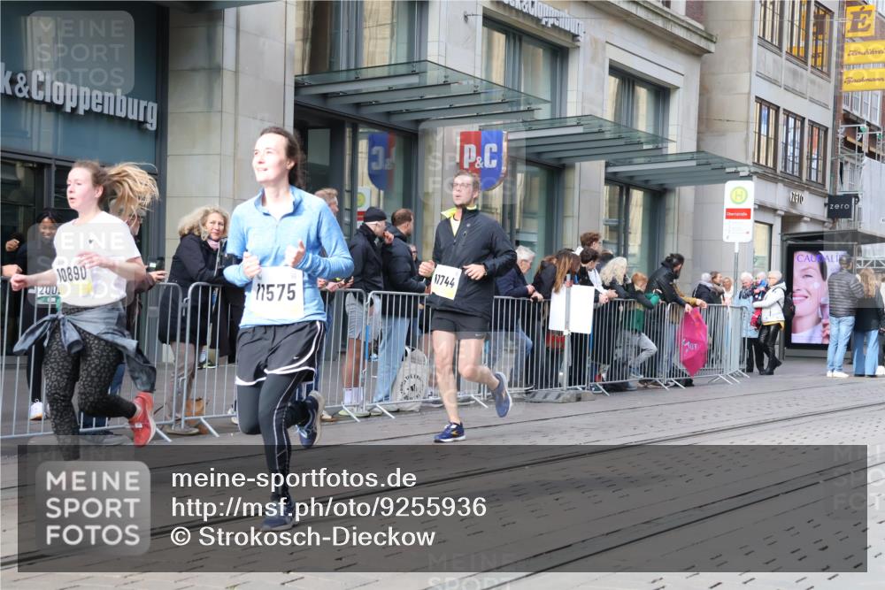 05.10.2025 - 20. swb-Marathon Bremen Strokosch-Dieckow http://msf.ph/oto/9255936 05.10.2025 10:57:31 Ziel 9221, 9309, 9372, 9568, 9585, 9719, 9872, 9943, 9979, 10219, 10225, 10250, 10329, 10341, 10555, 10577, 10651, 10703, 10793, 10834, 10890, 10975, 11023, 11116, 11301, 11457, 11469, 11520, 11521, 11564, 11575, 11601, 11663, 11731, 11744, 9221, 9309, 9372, 9568, 9585, 9719, 9872, 9943, 9979, 10219, 10225, 10250, 10329, 10341, 10555, 10577, 10651, 10703, 10793, 10834, 10890, 10975, 11023, 11601, 11663 meine-sportfotos.de