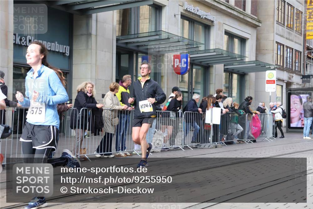 05.10.2025 - 20. swb-Marathon Bremen Strokosch-Dieckow http://msf.ph/oto/9255950 05.10.2025 10:57:31 Ziel 9221, 9309, 9372, 9568, 9585, 9719, 9872, 9943, 9979, 10219, 10225, 10250, 10329, 10341, 10555, 10577, 10651, 10703, 10793, 10834, 10890, 10975, 11023, 11116, 11301, 11457, 11469, 11520, 11521, 11564, 11575, 11601, 11663, 11731, 11744, 9221, 9309, 9372, 9568, 9585, 9719, 9872, 9943, 9979, 10219, 10225, 10250, 10329, 10341, 10555, 10577, 10651, 10703, 10793, 10834, 10890, 10975, 11023, 11601, 11663 meine-sportfotos.de