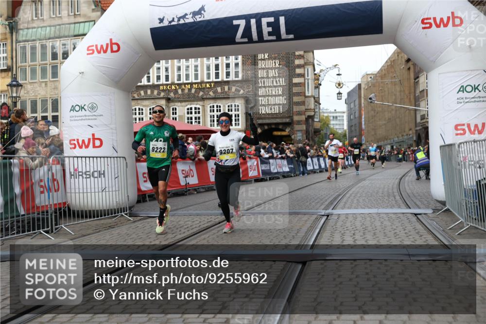 05.10.2025 - 20. swb-Marathon Bremen Yannick Fuchs http://msf.ph/oto/9255962 05.10.2025 10:46:40 Ziel 9009, 9207, 11167 meine-sportfotos.de