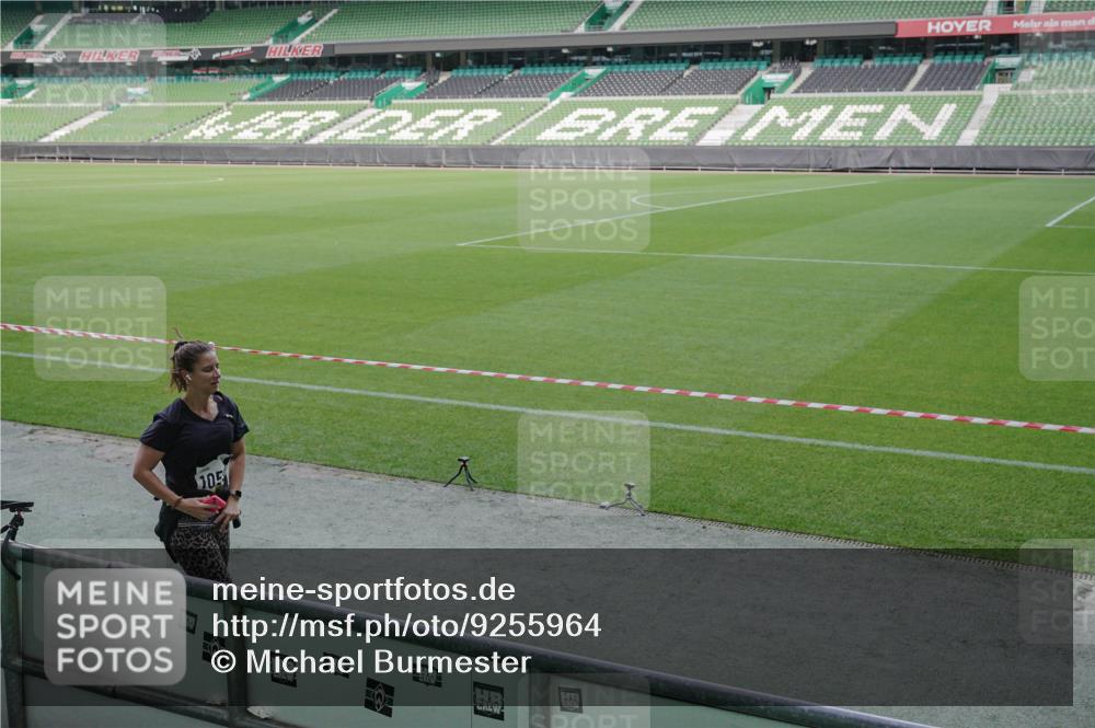 05.10.2025 - 20. swb-Marathon Bremen Michael Burmester http://msf.ph/oto/9255964 05.10.2025 10:43:45 Laufen im Stadion 9011, 9273, 9373, 9374, 9380, 9386, 9470, 9493, 9526, 9561, 9675, 9724, 9731, 9732, 9784, 9819, 9848, 9867, 9895, 9911, 9912, 9984, 10036, 10040, 10183, 10280, 10288, 10315, 10316, 10320, 10399, 10433, 10435, 10440, 10441, 10442, 10448, 10491, 10512, 10515, 10540, 10552, 10574, 10596, 10705, 10707, 10831, 10839, 10849, 10962, 10969, 11027, 11088, 11113, 11135, 11157, 11161, 11191, 11204, 11242, 11285, 11331, 11345, 11388, 11404, 11536, 11539, 11548, 9526, 9675 meine-sportfotos.de