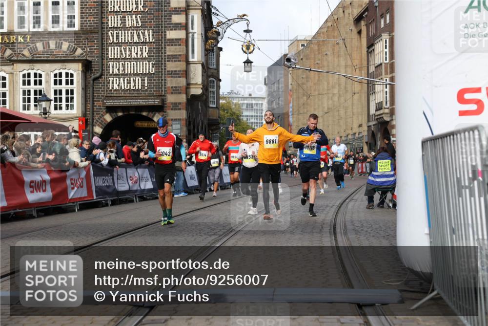 05.10.2025 - 20. swb-Marathon Bremen Yannick Fuchs http://msf.ph/oto/9256007 05.10.2025 10:55:22 Ziel 9176, 9318, 9881, 9933, 10003, 10034, 10116, 10326, 11042, 11140, 11317 meine-sportfotos.de