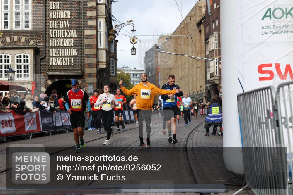 05.10.2025 - 20. swb-Marathon Bremen Yannick Fuchs http://msf.ph/oto/9256052 05.10.2025 10:55:22 Ziel 9176, 9318, 9881, 9933, 10003, 10034, 10116, 10326, 11042, 11140, 11317 meine-sportfotos.de