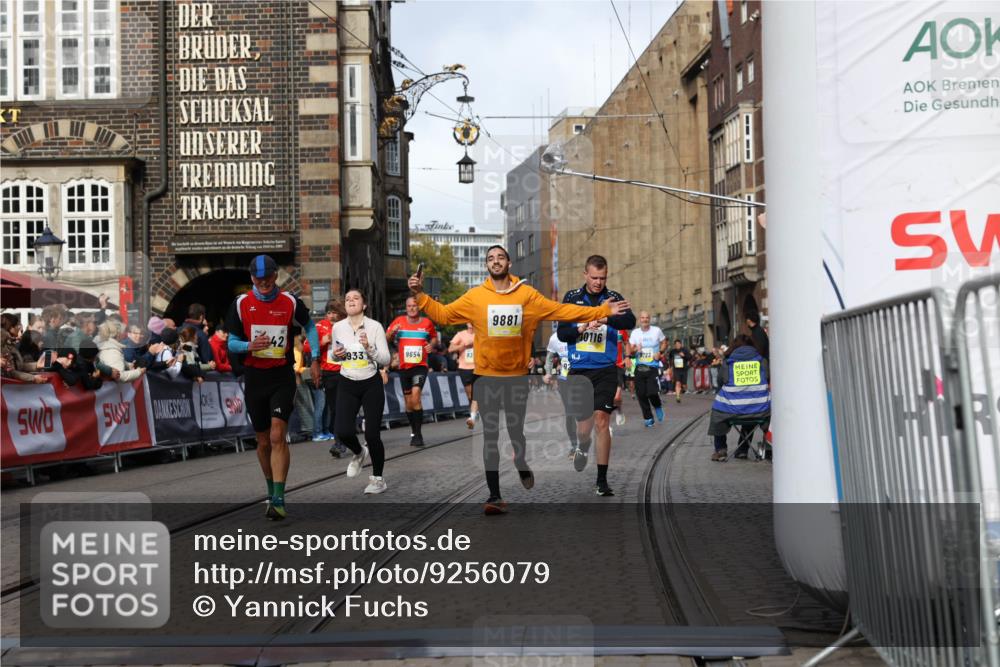 05.10.2025 - 20. swb-Marathon Bremen Yannick Fuchs http://msf.ph/oto/9256079 05.10.2025 10:55:22 Ziel 9176, 9318, 9881, 9933, 10003, 10034, 10116, 10326, 11042, 11140, 11317 meine-sportfotos.de