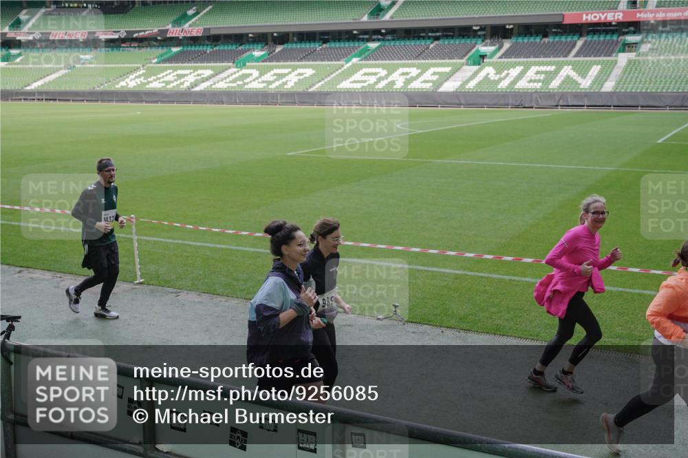 05.10.2025 - 20. swb-Marathon Bremen Michael Burmester http://msf.ph/oto/9256085 05.10.2025 10:43:51 Laufen im Stadion 9011, 9273, 9373, 9374, 9380, 9386, 9453, 9470, 9561, 9724, 9819, 9848, 9867, 9895, 9911, 9984, 10036, 10040, 10183, 10280, 10288, 10315, 10320, 10399, 10435, 10440, 10441, 10442, 10448, 10491, 10512, 10515, 10540, 10552, 10574, 10596, 10705, 10707, 10831, 10839, 10849, 11027, 11088, 11113, 11135, 11191, 11204, 11285, 11318, 11331, 11345, 11381, 11388, 11404, 11536, 11539, 11548, 9493, 9526, 9675, 9731, 9732, 9784, 10316, 10433, 10962 meine-sportfotos.de