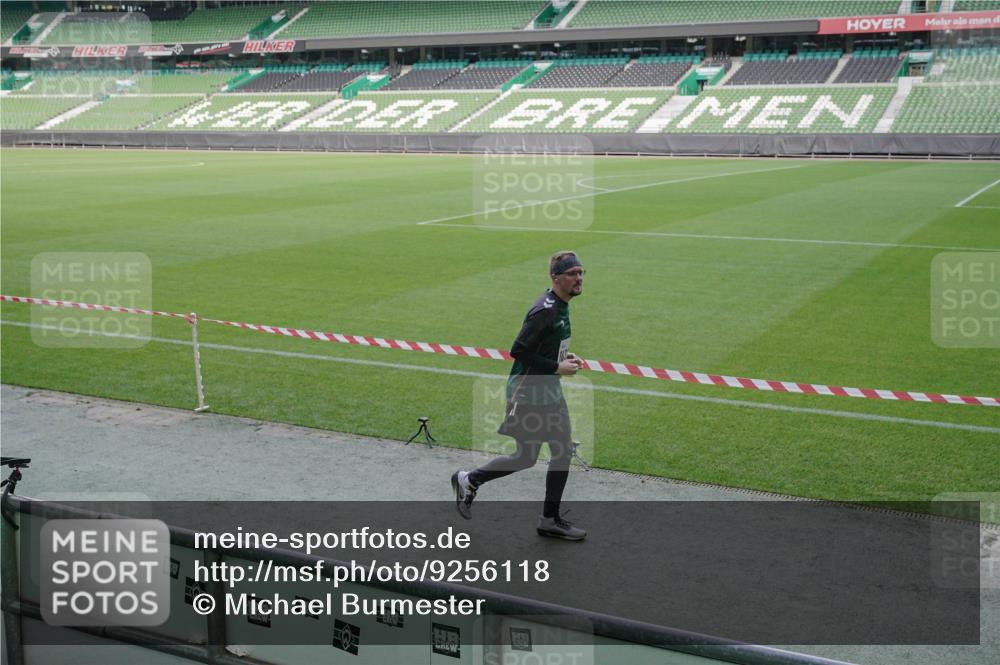 05.10.2025 - 20. swb-Marathon Bremen Michael Burmester http://msf.ph/oto/9256118 05.10.2025 10:43:52 Laufen im Stadion 9011, 9273, 9373, 9374, 9380, 9386, 9453, 9470, 9561, 9724, 9819, 9848, 9867, 9895, 9911, 9984, 10036, 10040, 10183, 10280, 10288, 10315, 10320, 10399, 10435, 10440, 10441, 10442, 10448, 10491, 10512, 10515, 10540, 10552, 10574, 10596, 10705, 10707, 10831, 10839, 10849, 11027, 11088, 11113, 11135, 11191, 11204, 11285, 11318, 11331, 11345, 11381, 11388, 11404, 11536, 11539, 11548, 11560, 9493, 9526, 9675, 9731, 9732, 9784, 10316, 10433, 10962 meine-sportfotos.de