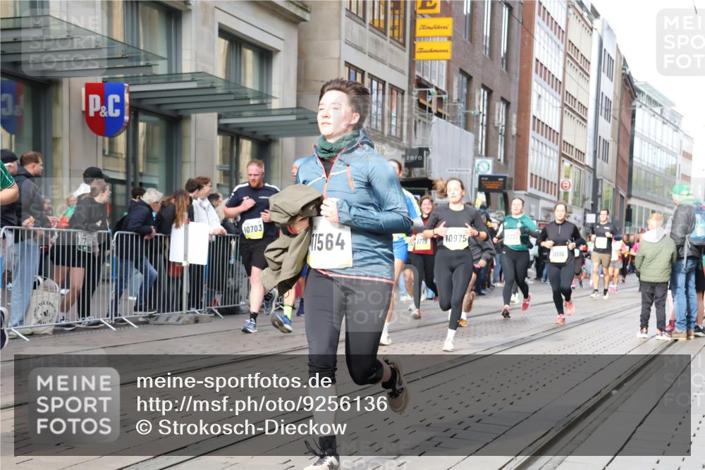 05.10.2025 - 20. swb-Marathon Bremen Strokosch-Dieckow http://msf.ph/oto/9256136 05.10.2025 10:57:38 Ziel 9221, 9568, 9576, 9582, 9634, 9719, 9872, 9979, 10127, 10219, 10341, 10377, 10395, 10398, 10459, 10577, 10620, 10651, 10703, 10793, 10834, 10890, 10975, 11023, 11058, 11116, 11301, 11457, 11469, 11564, 11575, 11601, 11608, 11663, 11731, 11744, 9221, 9568, 9576, 9582, 9634, 9719, 9872, 9979, 10127, 10219, 10341, 10377, 10395, 10398, 10459, 10577, 10620, 10651, 10703, 10793, 10834, 10890, 10975, 11023, 11058, 11601, 11608, 11663 meine-sportfotos.de