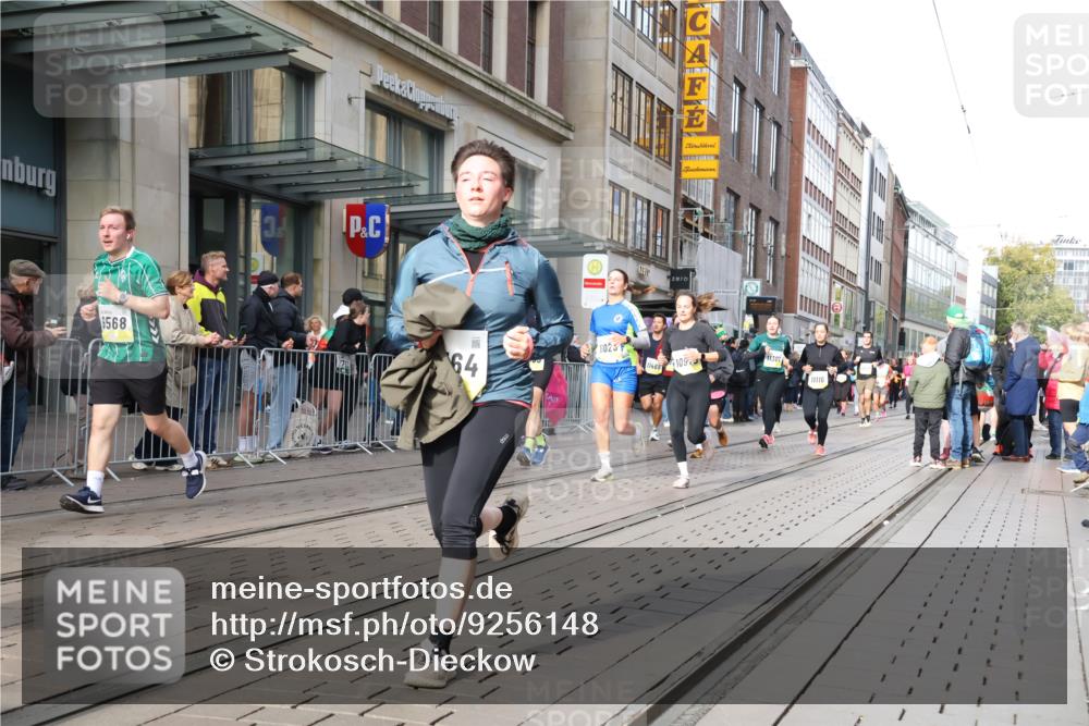 05.10.2025 - 20. swb-Marathon Bremen Strokosch-Dieckow http://msf.ph/oto/9256148 05.10.2025 10:57:38 Ziel 9221, 9568, 9576, 9582, 9634, 9719, 9872, 9979, 10127, 10219, 10341, 10377, 10395, 10398, 10459, 10577, 10620, 10651, 10703, 10793, 10834, 10890, 10975, 11023, 11058, 11116, 11301, 11457, 11469, 11564, 11575, 11601, 11608, 11663, 11731, 11744, 9221, 9568, 9576, 9582, 9634, 9719, 9872, 9979, 10127, 10219, 10341, 10377, 10395, 10398, 10459, 10577, 10620, 10651, 10703, 10793, 10834, 10890, 10975, 11023, 11058, 11601, 11608, 11663 meine-sportfotos.de