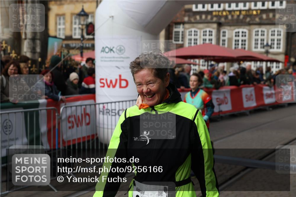 05.10.2025 - 20. swb-Marathon Bremen Yannick Fuchs http://msf.ph/oto/9256166 05.10.2025 11:15:50 Ziel 9567, 11440 meine-sportfotos.de