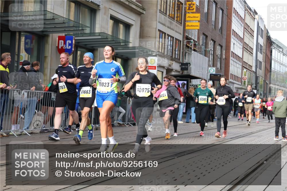 05.10.2025 - 20. swb-Marathon Bremen Strokosch-Dieckow http://msf.ph/oto/9256169 05.10.2025 10:57:39 Ziel 9221, 9330, 9568, 9576, 9582, 9634, 9719, 9872, 10127, 10219, 10341, 10377, 10395, 10398, 10459, 10577, 10620, 10651, 10703, 10793, 10834, 10890, 10975, 11023, 11058, 11116, 11301, 11457, 11469, 11564, 11575, 11601, 11608, 11663, 11744, 9221, 9330, 9568, 9576, 9582, 9634, 9719, 9872, 10127, 10219, 10341, 10377, 10395, 10398, 10459, 10577, 10620, 10651, 10703, 10793, 10834, 10890, 10975, 11023, 11058, 11601, 11608, 11663 meine-sportfotos.de
