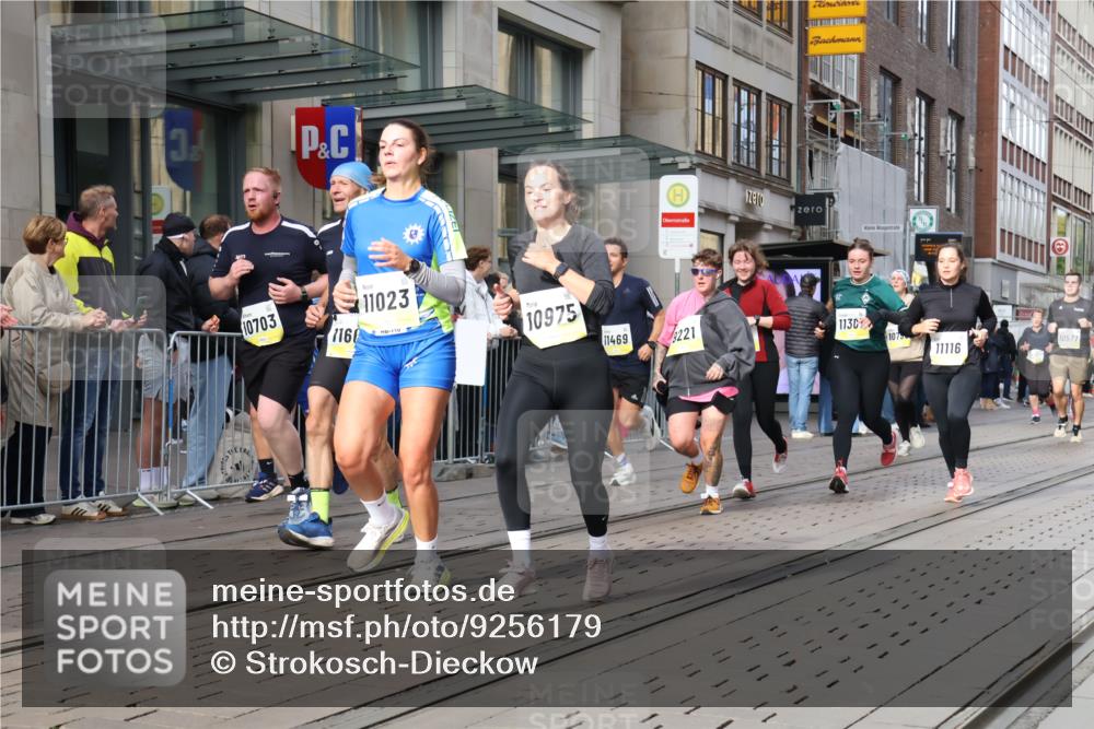 05.10.2025 - 20. swb-Marathon Bremen Strokosch-Dieckow http://msf.ph/oto/9256179 05.10.2025 10:57:39 Ziel 9221, 9330, 9568, 9576, 9582, 9634, 9719, 9872, 10127, 10219, 10341, 10377, 10395, 10398, 10459, 10577, 10620, 10651, 10703, 10793, 10834, 10890, 10975, 11023, 11058, 11116, 11301, 11457, 11469, 11564, 11575, 11601, 11608, 11663, 11744, 9221, 9330, 9568, 9576, 9582, 9634, 9719, 9872, 10127, 10219, 10341, 10377, 10395, 10398, 10459, 10577, 10620, 10651, 10703, 10793, 10834, 10890, 10975, 11023, 11058, 11601, 11608, 11663 meine-sportfotos.de