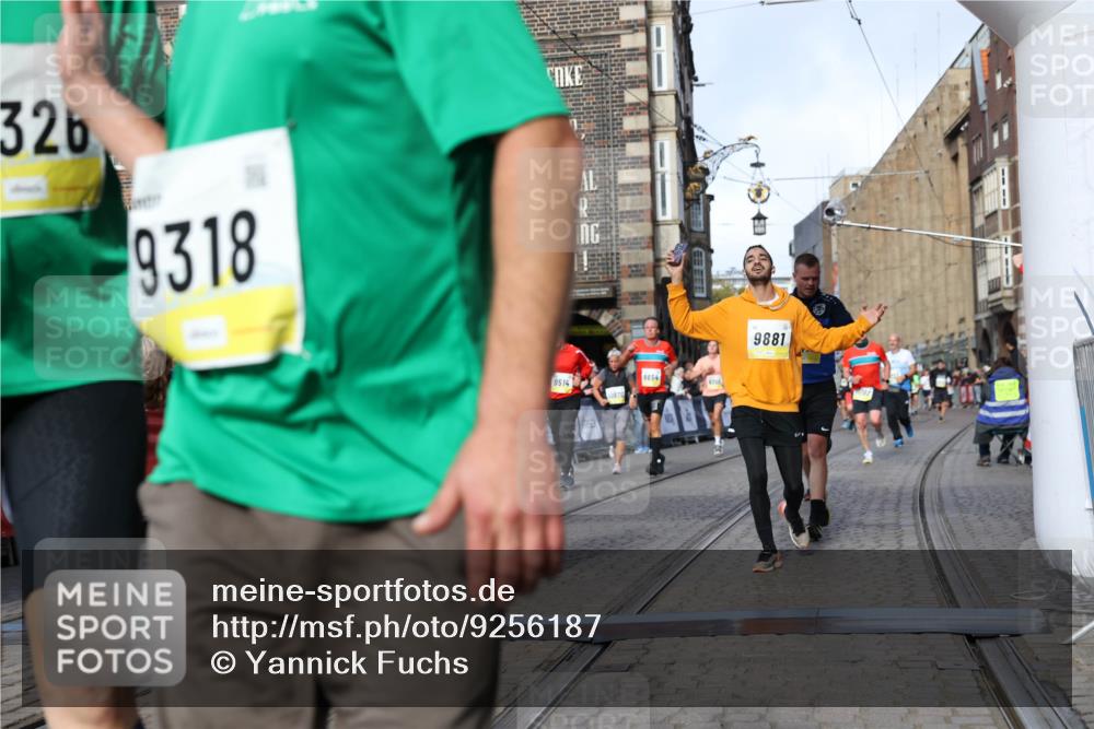 05.10.2025 - 20. swb-Marathon Bremen Yannick Fuchs http://msf.ph/oto/9256187 05.10.2025 10:55:24 Ziel 9176, 9201, 9318, 9654, 9881, 9933, 10003, 10034, 10116, 10326, 11042, 11140 meine-sportfotos.de