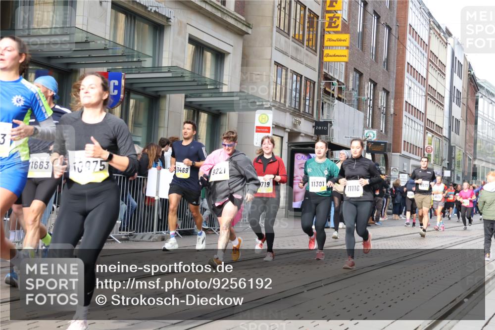 05.10.2025 - 20. swb-Marathon Bremen Strokosch-Dieckow http://msf.ph/oto/9256192 05.10.2025 10:57:40 Ziel 9221, 9330, 9568, 9576, 9582, 9634, 9719, 9872, 10127, 10219, 10377, 10395, 10398, 10459, 10577, 10620, 10651, 10703, 10793, 10834, 10890, 10975, 11023, 11058, 11116, 11301, 11457, 11469, 11564, 11575, 11601, 11608, 11663, 11744, 9221, 9330, 9568, 9576, 9582, 9634, 9719, 9872, 10127, 10219, 10377, 10395, 10398, 10459, 10577, 10620, 10651, 10703, 10793, 10834, 10890, 10975, 11023, 11058, 11601, 11608, 11663 meine-sportfotos.de