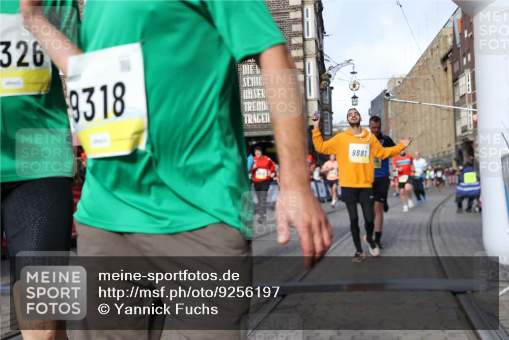 05.10.2025 - 20. swb-Marathon Bremen Yannick Fuchs http://msf.ph/oto/9256197 05.10.2025 10:55:24 Ziel 9176, 9201, 9318, 9654, 9881, 9933, 10003, 10034, 10116, 10326, 11042, 11140 meine-sportfotos.de