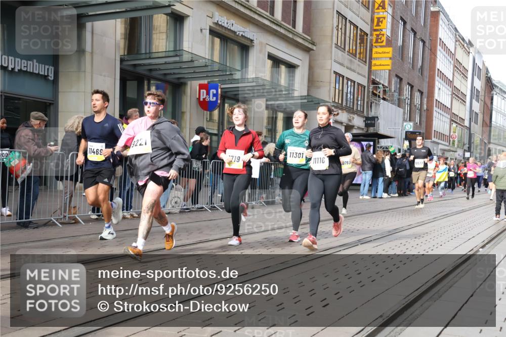 05.10.2025 - 20. swb-Marathon Bremen Strokosch-Dieckow http://msf.ph/oto/9256250 05.10.2025 10:57:41 Ziel 9221, 9330, 9568, 9576, 9582, 9634, 9719, 9872, 9952, 10127, 10219, 10377, 10395, 10398, 10459, 10577, 10620, 10651, 10703, 10793, 10834, 10890, 10975, 11023, 11058, 11116, 11301, 11457, 11469, 11562, 11564, 11575, 11601, 11608, 11663, 11744, 9221, 9330, 9568, 9576, 9582, 9634, 9719, 9872, 9952, 10127, 10219, 10377, 10395, 10398, 10459, 10577, 10620, 10651, 10703, 10793, 10834, 10890, 10975, 11023, 11058, 11562, 11601, 11608, 11663 meine-sportfotos.de