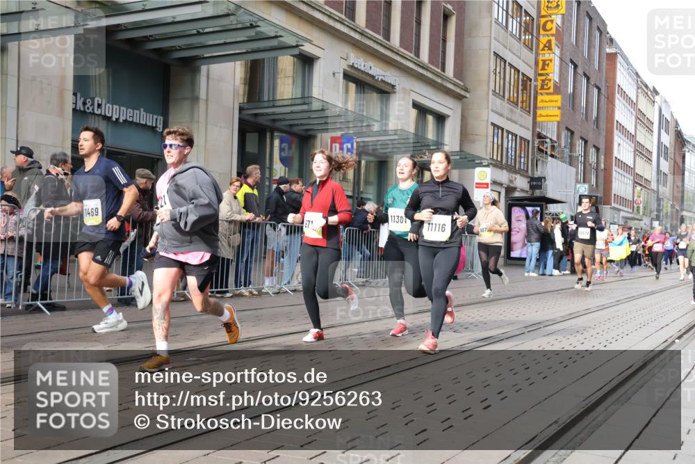 05.10.2025 - 20. swb-Marathon Bremen Strokosch-Dieckow http://msf.ph/oto/9256263 05.10.2025 10:57:41 Ziel 9221, 9330, 9568, 9576, 9582, 9634, 9719, 9872, 9952, 10127, 10219, 10377, 10395, 10398, 10459, 10577, 10620, 10651, 10703, 10793, 10834, 10890, 10975, 11023, 11058, 11116, 11301, 11457, 11469, 11562, 11564, 11575, 11601, 11608, 11663, 11744, 9221, 9330, 9568, 9576, 9582, 9634, 9719, 9872, 9952, 10127, 10219, 10377, 10395, 10398, 10459, 10577, 10620, 10651, 10703, 10793, 10834, 10890, 10975, 11023, 11058, 11562, 11601, 11608, 11663 meine-sportfotos.de