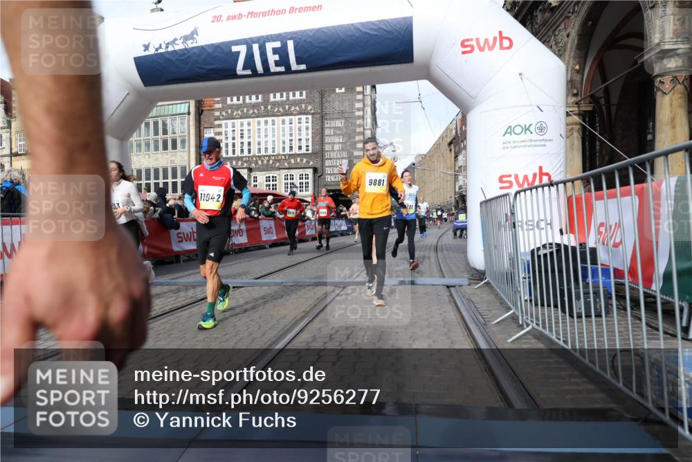 05.10.2025 - 20. swb-Marathon Bremen Yannick Fuchs http://msf.ph/oto/9256277 05.10.2025 10:55:25 Ziel 9176, 9201, 9318, 9350, 9514, 9654, 9881, 9933, 10003, 10116, 10326, 10970, 11042, 11115, 11140, 11702 meine-sportfotos.de