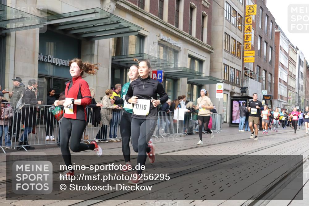 05.10.2025 - 20. swb-Marathon Bremen Strokosch-Dieckow http://msf.ph/oto/9256295 05.10.2025 10:57:42 Ziel 9221, 9330, 9568, 9576, 9582, 9634, 9719, 9872, 9952, 10127, 10219, 10377, 10395, 10398, 10459, 10577, 10620, 10651, 10703, 10793, 10834, 10890, 10975, 11023, 11058, 11116, 11301, 11469, 11562, 11564, 11575, 11601, 11608, 11663, 9221, 9330, 9568, 9576, 9582, 9634, 9719, 9872, 9952, 10127, 10219, 10377, 10395, 10398, 10459, 10577, 10620, 10651, 10703, 10793, 10834, 10890, 10975, 11023, 11058, 11562, 11601, 11608, 11663 meine-sportfotos.de