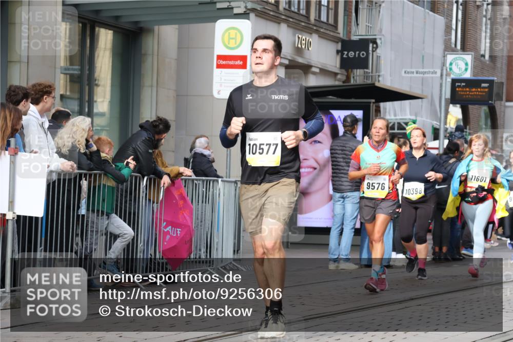 05.10.2025 - 20. swb-Marathon Bremen Strokosch-Dieckow http://msf.ph/oto/9256306 05.10.2025 10:57:43 Ziel 9221, 9330, 9568, 9576, 9582, 9634, 9719, 9872, 9952, 10127, 10219, 10377, 10395, 10398, 10459, 10577, 10620, 10651, 10703, 10793, 10834, 10975, 11023, 11058, 11116, 11301, 11469, 11562, 11564, 11601, 11608, 11663, 9221, 9330, 9568, 9576, 9582, 9634, 9719, 9872, 9952, 10127, 10219, 10377, 10395, 10398, 10459, 10577, 10620, 10651, 10703, 10793, 10834, 10975, 11023, 11058, 11562, 11601, 11608, 11663 meine-sportfotos.de