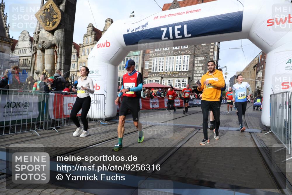 05.10.2025 - 20. swb-Marathon Bremen Yannick Fuchs http://msf.ph/oto/9256316 05.10.2025 10:55:26 Ziel 9201, 9318, 9350, 9514, 9654, 9881, 9933, 10003, 10116, 10326, 10970, 11042, 11115, 11140, 11702 meine-sportfotos.de