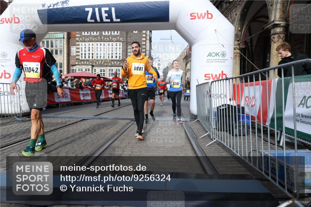 05.10.2025 - 20. swb-Marathon Bremen Yannick Fuchs http://msf.ph/oto/9256324 05.10.2025 10:55:26 Ziel 9201, 9318, 9350, 9514, 9654, 9881, 9933, 10003, 10116, 10326, 10970, 11042, 11115, 11140, 11702 meine-sportfotos.de