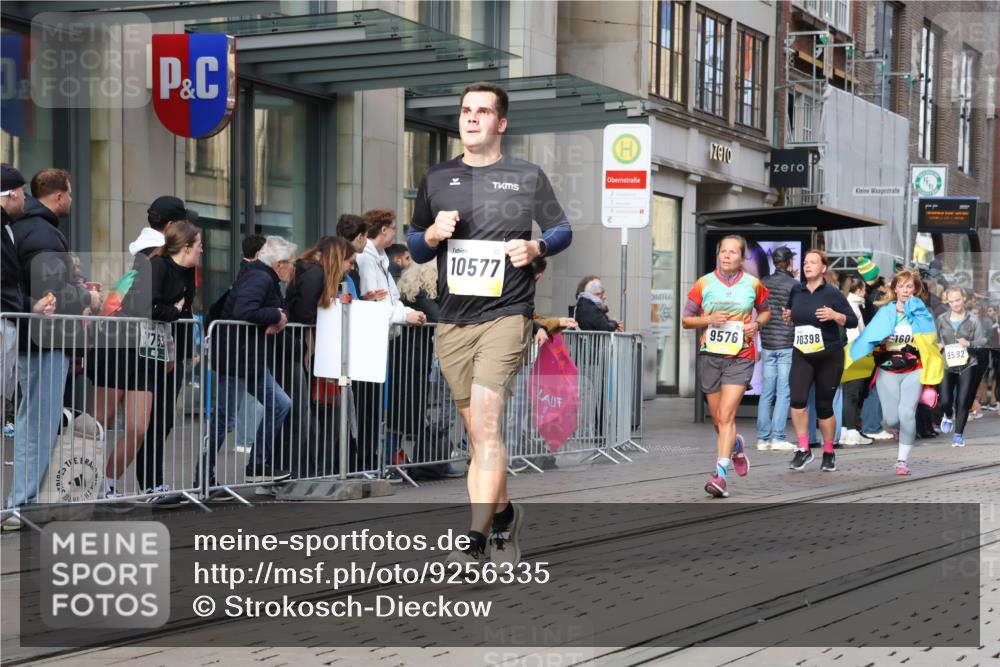 05.10.2025 - 20. swb-Marathon Bremen Strokosch-Dieckow http://msf.ph/oto/9256335 05.10.2025 10:57:44 Ziel 9221, 9330, 9568, 9576, 9582, 9634, 9719, 9872, 9952, 10127, 10377, 10395, 10398, 10459, 10577, 10620, 10651, 10703, 10793, 10834, 10975, 11023, 11058, 11116, 11301, 11469, 11562, 11601, 11608, 11663, 9221, 9330, 9568, 9576, 9582, 9634, 9719, 9872, 9952, 10127, 10377, 10395, 10398, 10459, 10577, 10620, 10651, 10703, 10793, 10834, 10975, 11023, 11058, 11562, 11601, 11608, 11663 meine-sportfotos.de