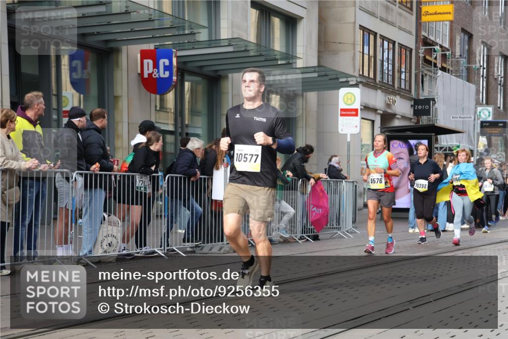 05.10.2025 - 20. swb-Marathon Bremen Strokosch-Dieckow http://msf.ph/oto/9256355 05.10.2025 10:57:44 Ziel 9221, 9330, 9568, 9576, 9582, 9634, 9719, 9872, 9952, 10127, 10377, 10395, 10398, 10459, 10577, 10620, 10651, 10703, 10793, 10834, 10975, 11023, 11058, 11116, 11301, 11469, 11562, 11601, 11608, 11663, 9221, 9330, 9568, 9576, 9582, 9634, 9719, 9872, 9952, 10127, 10377, 10395, 10398, 10459, 10577, 10620, 10651, 10703, 10793, 10834, 10975, 11023, 11058, 11562, 11601, 11608, 11663 meine-sportfotos.de