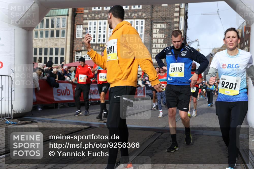 05.10.2025 - 20. swb-Marathon Bremen Yannick Fuchs http://msf.ph/oto/9256366 05.10.2025 10:55:27 Ziel 9201, 9318, 9350, 9514, 9654, 9881, 9933, 10116, 10260, 10970, 11042, 11115, 11140, 11431, 11702 meine-sportfotos.de