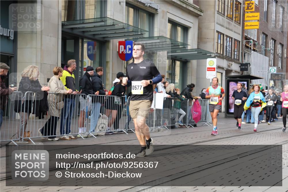 05.10.2025 - 20. swb-Marathon Bremen Strokosch-Dieckow http://msf.ph/oto/9256367 05.10.2025 10:57:44 Ziel 9221, 9330, 9568, 9576, 9582, 9634, 9719, 9872, 9952, 10127, 10377, 10395, 10398, 10459, 10577, 10620, 10651, 10703, 10793, 10834, 10975, 11023, 11058, 11116, 11301, 11469, 11562, 11601, 11608, 11663, 9221, 9330, 9568, 9576, 9582, 9634, 9719, 9872, 9952, 10127, 10377, 10395, 10398, 10459, 10577, 10620, 10651, 10703, 10793, 10834, 10975, 11023, 11058, 11562, 11601, 11608, 11663 meine-sportfotos.de