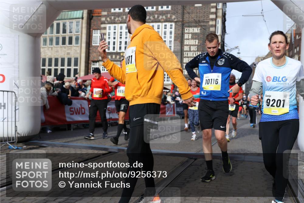 05.10.2025 - 20. swb-Marathon Bremen Yannick Fuchs http://msf.ph/oto/9256373 05.10.2025 10:55:27 Ziel 9201, 9318, 9350, 9514, 9654, 9881, 9933, 10116, 10260, 10970, 11042, 11115, 11140, 11431, 11702 meine-sportfotos.de