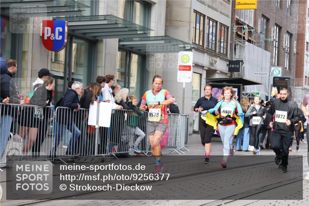 05.10.2025 - 20. swb-Marathon Bremen Strokosch-Dieckow http://msf.ph/oto/9256377 05.10.2025 10:57:45 Ziel 7077, 9221, 9330, 9568, 9576, 9582, 9634, 9719, 9872, 9952, 10127, 10377, 10395, 10398, 10459, 10577, 10620, 10651, 10703, 10793, 10975, 11023, 11058, 11116, 11301, 11469, 11562, 11601, 11608, 11663, 7077, 9221, 9330, 9568, 9576, 9582, 9634, 9719, 9872, 9952, 10127, 10377, 10395, 10398, 10459, 10577, 10620, 10651, 10703, 10793, 10975, 11023, 11058, 11562, 11601, 11608, 11663 meine-sportfotos.de