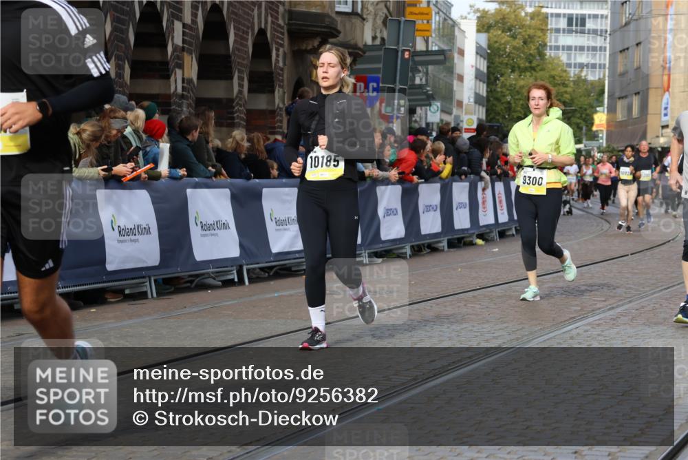 05.10.2025 - 20. swb-Marathon Bremen Strokosch-Dieckow http://msf.ph/oto/9256382 05.10.2025 11:03:05 Ziel 9229, 9300, 9593, 9661, 9662, 9893, 10185, 10777, 10996, 11376, 11682 meine-sportfotos.de