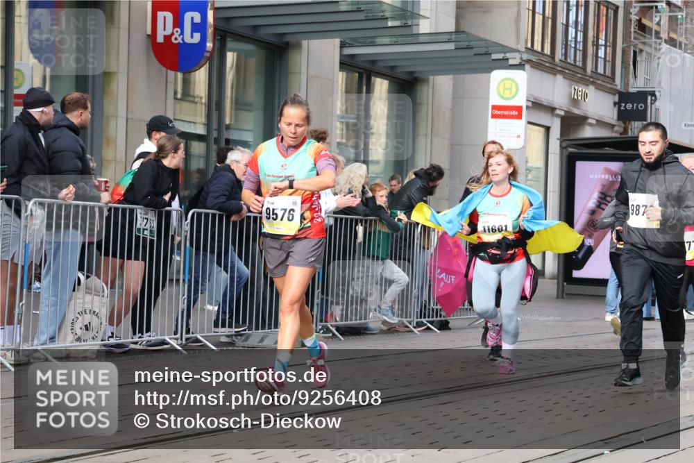 05.10.2025 - 20. swb-Marathon Bremen Strokosch-Dieckow http://msf.ph/oto/9256408 05.10.2025 10:57:46 Ziel 7077, 9221, 9330, 9568, 9576, 9582, 9634, 9719, 9872, 9952, 10127, 10368, 10377, 10395, 10398, 10459, 10577, 10620, 10651, 10703, 10786, 10793, 11049, 11058, 11116, 11301, 11469, 11562, 11601, 11608, 11663, 7077, 9221, 9330, 9568, 9576, 9582, 9634, 9719, 9872, 9952, 10127, 10368, 10377, 10395, 10398, 10459, 10577, 10620, 10651, 10703, 10786, 10793, 11058, 11562, 11601, 11608, 11663 meine-sportfotos.de