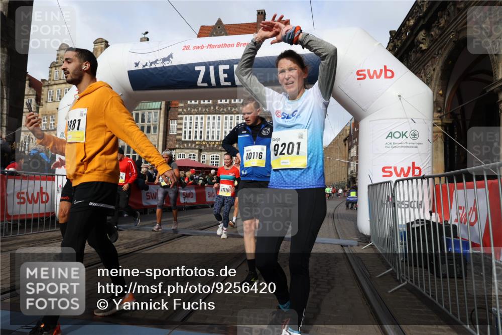 05.10.2025 - 20. swb-Marathon Bremen Yannick Fuchs http://msf.ph/oto/9256420 05.10.2025 10:55:28 Ziel 9201, 9350, 9514, 9654, 9881, 9933, 10116, 10260, 10970, 11042, 11115, 11140, 11380, 11431, 11702 meine-sportfotos.de