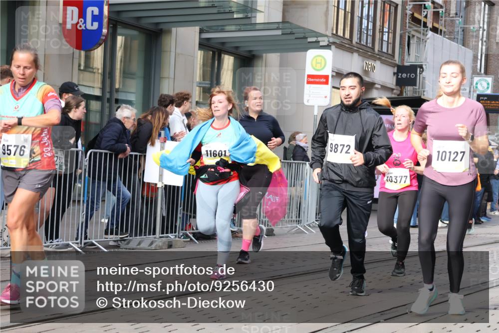 05.10.2025 - 20. swb-Marathon Bremen Strokosch-Dieckow http://msf.ph/oto/9256430 05.10.2025 10:57:47 Ziel 7077, 9174, 9221, 9330, 9462, 9568, 9576, 9582, 9634, 9719, 9872, 9952, 10127, 10368, 10377, 10395, 10398, 10459, 10577, 10620, 10703, 10786, 10793, 11049, 11058, 11116, 11301, 11469, 11562, 11601, 11608, 11663, 7077, 9174, 9221, 9330, 9462, 9568, 9576, 9582, 9634, 9719, 9872, 9952, 10127, 10368, 10377, 10395, 10398, 10459, 10577, 10620, 10703, 10786, 10793, 11058, 11562, 11601, 11608, 11663 meine-sportfotos.de