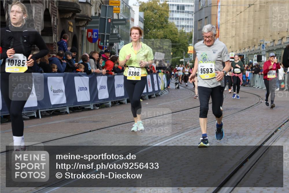 05.10.2025 - 20. swb-Marathon Bremen Strokosch-Dieckow http://msf.ph/oto/9256433 05.10.2025 11:03:06 Ziel 9229, 9300, 9593, 9661, 9662, 10185, 10471, 10926, 10996, 11376, 11682 meine-sportfotos.de