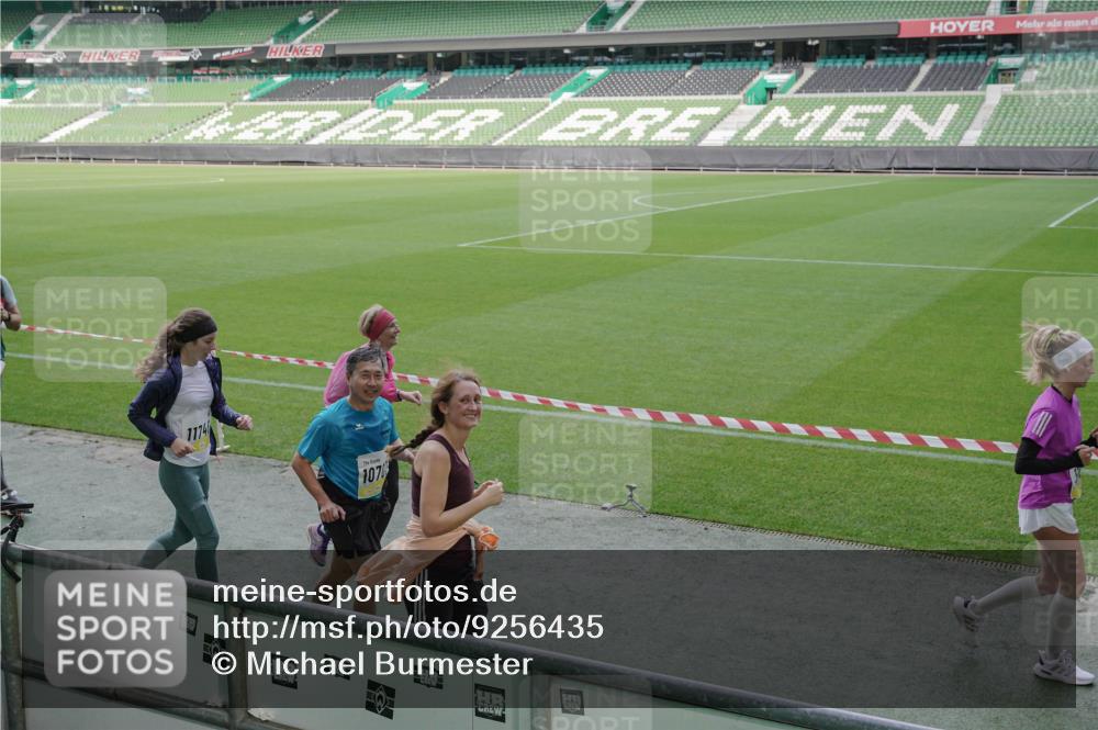 05.10.2025 - 20. swb-Marathon Bremen Michael Burmester http://msf.ph/oto/9256435 05.10.2025 10:44:12 Laufen im Stadion 7007, 8844, 9011, 9012, 9273, 9303, 9373, 9374, 9380, 9386, 9453, 9470, 9479, 9572, 9667, 9724, 9819, 9895, 9911, 9984, 10036, 10040, 10273, 10280, 10288, 10320, 10355, 10364, 10440, 10441, 10442, 10448, 10491, 10512, 10540, 10552, 10574, 10665, 10705, 10707, 10831, 10839, 10984, 11027, 11072, 11088, 11135, 11191, 11204, 11252, 11318, 11345, 11381, 11385, 11388, 11448, 11539, 11544, 11548, 11560, 11568, 11635, 9561, 9848, 9867, 10183, 10315, 10399, 10435 meine-sportfotos.de