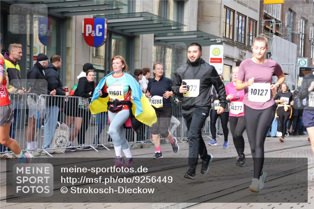 05.10.2025 - 20. swb-Marathon Bremen Strokosch-Dieckow http://msf.ph/oto/9256449 05.10.2025 10:57:47 Ziel 7077, 9174, 9221, 9330, 9462, 9568, 9576, 9582, 9634, 9719, 9872, 9952, 10127, 10368, 10377, 10395, 10398, 10459, 10577, 10620, 10703, 10786, 10793, 11049, 11058, 11116, 11301, 11469, 11562, 11601, 11608, 11663, 7077, 9174, 9221, 9330, 9462, 9568, 9576, 9582, 9634, 9719, 9872, 9952, 10127, 10368, 10377, 10395, 10398, 10459, 10577, 10620, 10703, 10786, 10793, 11058, 11562, 11601, 11608, 11663 meine-sportfotos.de