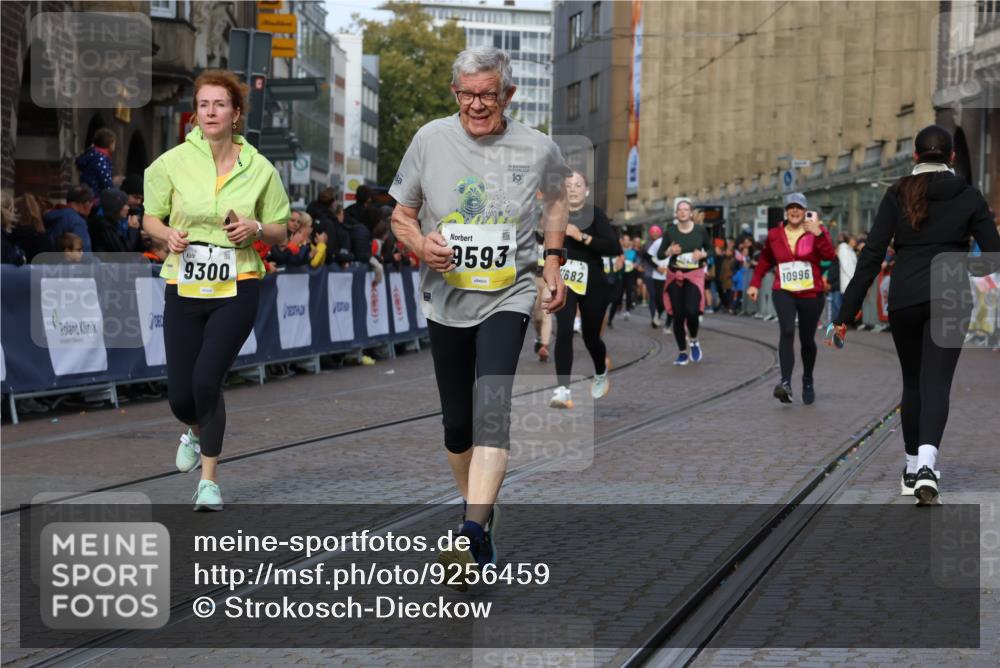 05.10.2025 - 20. swb-Marathon Bremen Strokosch-Dieckow http://msf.ph/oto/9256459 05.10.2025 11:03:07 Ziel 9229, 9300, 9593, 9661, 9662, 10185, 10471, 10926, 10996, 11376, 11390, 11682 meine-sportfotos.de