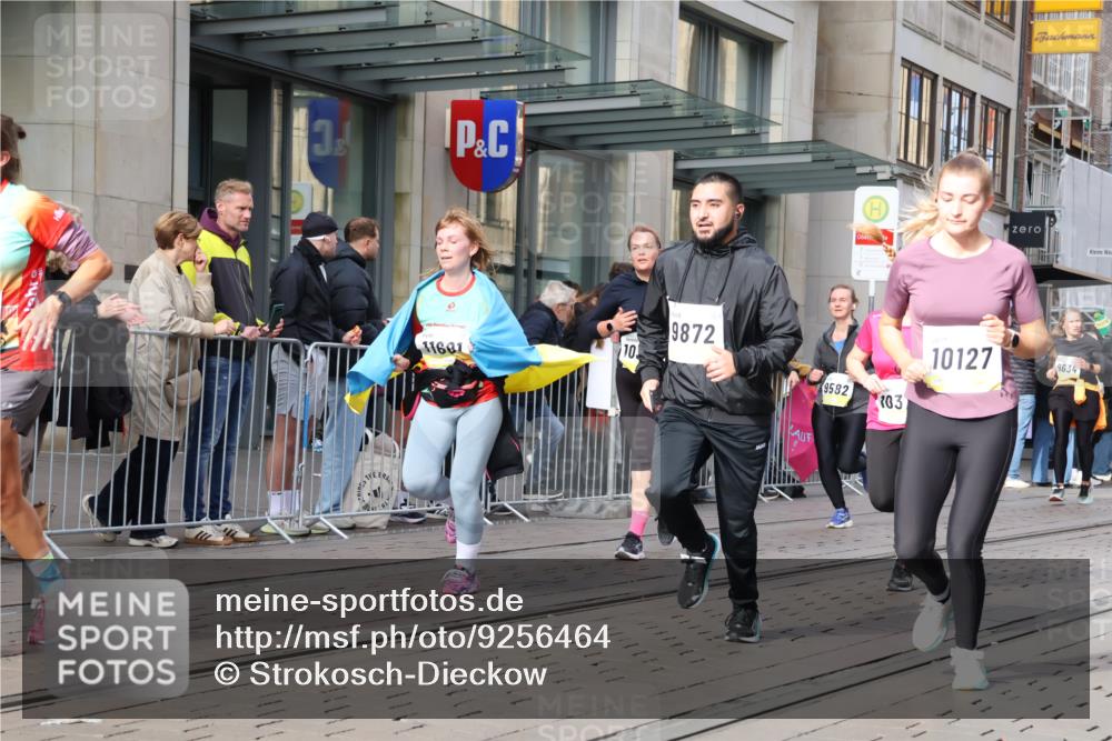 05.10.2025 - 20. swb-Marathon Bremen Strokosch-Dieckow http://msf.ph/oto/9256464 05.10.2025 10:57:47 Ziel 7077, 9174, 9221, 9330, 9462, 9568, 9576, 9582, 9634, 9719, 9872, 9952, 10127, 10368, 10377, 10395, 10398, 10459, 10577, 10620, 10703, 10786, 10793, 11049, 11058, 11116, 11301, 11469, 11562, 11601, 11608, 11663, 7077, 9174, 9221, 9330, 9462, 9568, 9576, 9582, 9634, 9719, 9872, 9952, 10127, 10368, 10377, 10395, 10398, 10459, 10577, 10620, 10703, 10786, 10793, 11058, 11562, 11601, 11608, 11663 meine-sportfotos.de