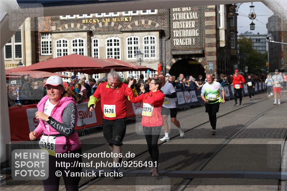 05.10.2025 - 20. swb-Marathon Bremen Yannick Fuchs http://msf.ph/oto/9256491 05.10.2025 11:16:07 Ziel 8476, 10355, 10831, 10846, 11375 meine-sportfotos.de