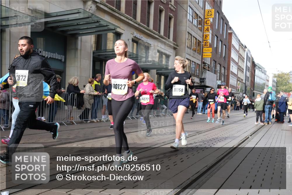 05.10.2025 - 20. swb-Marathon Bremen Strokosch-Dieckow http://msf.ph/oto/9256510 05.10.2025 10:57:48 Ziel 7077, 9174, 9330, 9462, 9568, 9576, 9582, 9634, 9719, 9872, 9952, 10127, 10368, 10377, 10395, 10398, 10459, 10577, 10620, 10703, 10786, 10793, 11049, 11058, 11116, 11301, 11562, 11601, 11608, 11663, 11724, 7077, 9174, 9330, 9462, 9568, 9576, 9582, 9634, 9719, 9872, 9952, 10127, 10368, 10377, 10395, 10398, 10459, 10577, 10620, 10703, 10786, 10793, 11058, 11562, 11601, 11608, 11663 meine-sportfotos.de