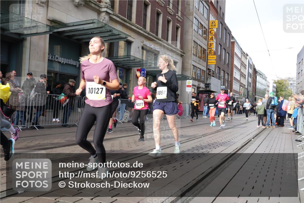 05.10.2025 - 20. swb-Marathon Bremen Strokosch-Dieckow http://msf.ph/oto/9256525 05.10.2025 10:57:49 Ziel 7077, 9174, 9330, 9462, 9568, 9576, 9582, 9634, 9872, 9952, 10127, 10368, 10377, 10395, 10398, 10459, 10577, 10620, 10703, 10786, 10793, 11049, 11058, 11184, 11495, 11562, 11601, 11608, 11663, 11724, 7077, 9174, 9330, 9462, 9568, 9576, 9582, 9634, 9872, 9952, 10127, 10368, 10377, 10395, 10398, 10459, 10577, 10620, 10703, 10786, 10793, 11058, 11562, 11601, 11608, 11663 meine-sportfotos.de