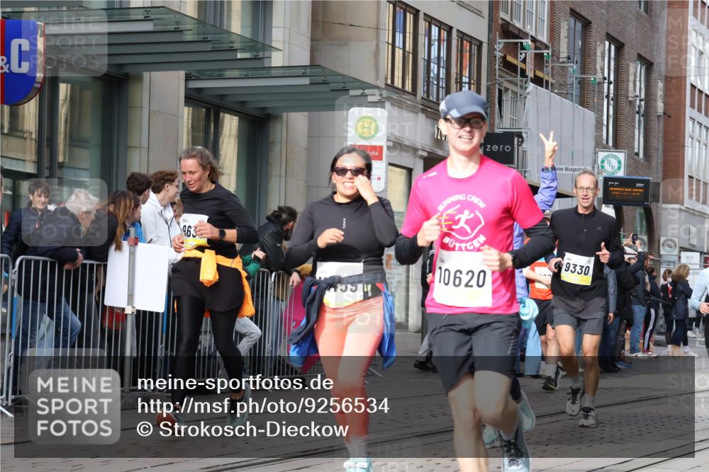 05.10.2025 - 20. swb-Marathon Bremen Strokosch-Dieckow http://msf.ph/oto/9256534 05.10.2025 10:57:50 Ziel 7077, 9174, 9330, 9462, 9576, 9582, 9608, 9634, 9872, 9952, 10127, 10368, 10377, 10395, 10398, 10459, 10577, 10620, 10786, 10793, 11049, 11058, 11184, 11495, 11562, 11601, 11608, 11663, 11724, 7077, 9174, 9330, 9462, 9576, 9582, 9608, 9634, 9872, 9952, 10127, 10368, 10377, 10395, 10398, 10459, 10577, 10620, 10786, 10793, 11058, 11562, 11601, 11608, 11663 meine-sportfotos.de