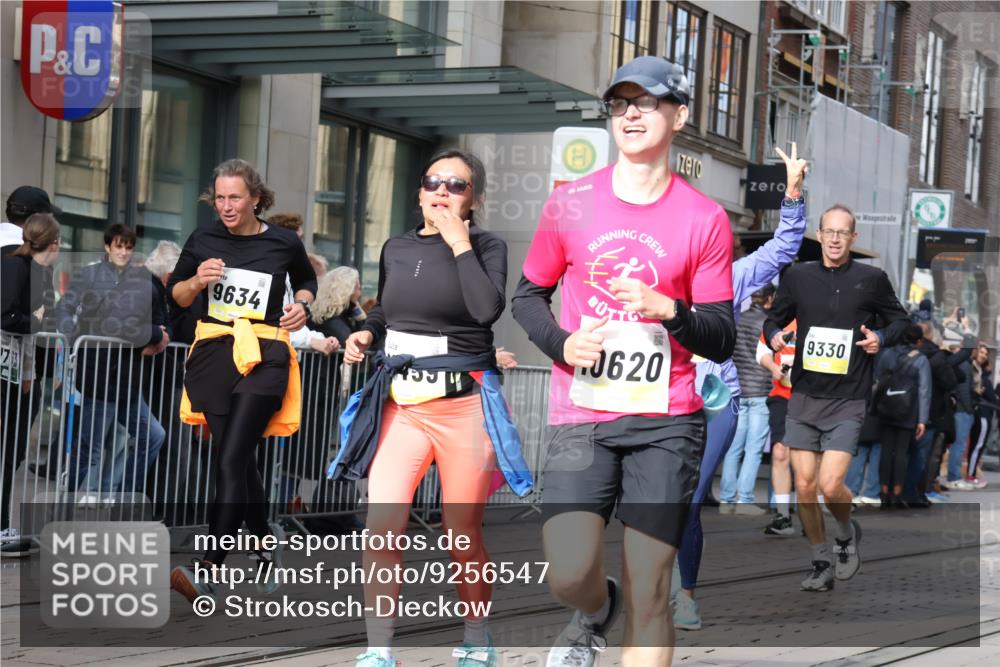 05.10.2025 - 20. swb-Marathon Bremen Strokosch-Dieckow http://msf.ph/oto/9256547 05.10.2025 10:57:50 Ziel 7077, 9174, 9330, 9462, 9576, 9582, 9608, 9634, 9872, 9952, 10127, 10368, 10377, 10395, 10398, 10459, 10577, 10620, 10786, 10793, 11049, 11058, 11184, 11495, 11562, 11601, 11608, 11663, 11724, 7077, 9174, 9330, 9462, 9576, 9582, 9608, 9634, 9872, 9952, 10127, 10368, 10377, 10395, 10398, 10459, 10577, 10620, 10786, 10793, 11058, 11562, 11601, 11608, 11663 meine-sportfotos.de