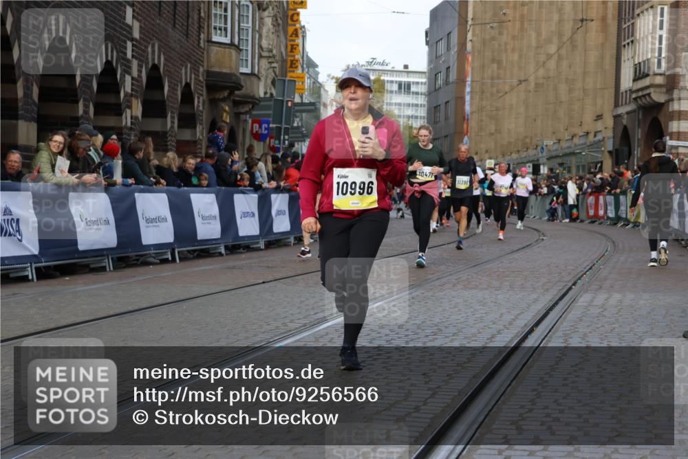 05.10.2025 - 20. swb-Marathon Bremen Strokosch-Dieckow http://msf.ph/oto/9256566 05.10.2025 11:03:11 Ziel 9246, 9300, 9325, 9593, 10142, 10471, 10926, 10996, 11390, 11682 meine-sportfotos.de