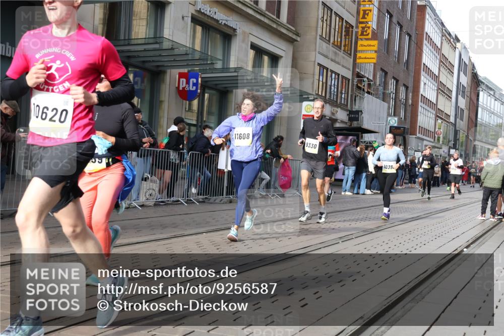 05.10.2025 - 20. swb-Marathon Bremen Strokosch-Dieckow http://msf.ph/oto/9256587 05.10.2025 10:57:52 Ziel 7077, 9174, 9330, 9462, 9576, 9582, 9608, 9634, 9872, 9952, 10084, 10127, 10368, 10377, 10395, 10398, 10459, 10586, 10620, 10786, 10793, 11049, 11058, 11184, 11495, 11562, 11601, 11608, 11724, 7077, 9174, 9330, 9462, 9576, 9582, 9608, 9634, 9872, 9952, 10084, 10127, 10368, 10377, 10395, 10398, 10459, 10586, 10620, 10786, 10793, 11058, 11562, 11601, 11608 meine-sportfotos.de