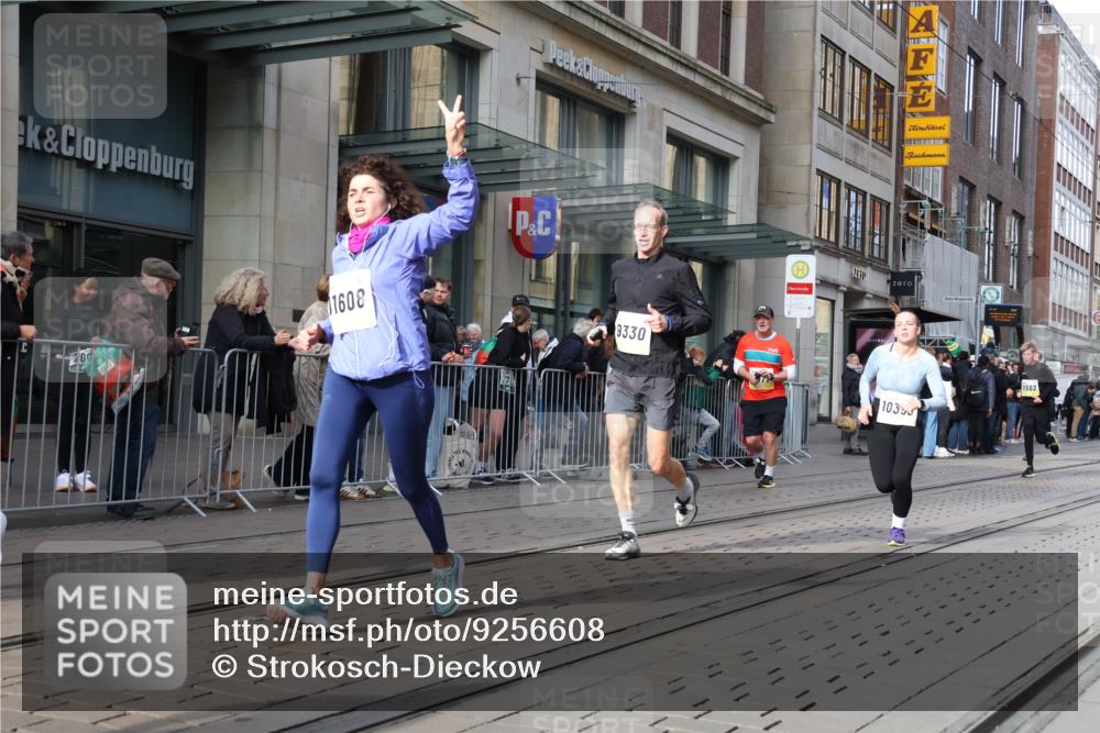 05.10.2025 - 20. swb-Marathon Bremen Strokosch-Dieckow http://msf.ph/oto/9256608 05.10.2025 10:57:53 Ziel 7077, 9174, 9330, 9462, 9576, 9582, 9608, 9634, 9872, 9952, 10084, 10127, 10368, 10377, 10395, 10398, 10459, 10586, 10620, 10786, 10793, 11049, 11058, 11181, 11184, 11495, 11562, 11601, 11608, 11724, 7077, 9174, 9330, 9462, 9576, 9582, 9608, 9634, 9872, 9952, 10084, 10127, 10368, 10377, 10395, 10398, 10459, 10586, 10620, 10786, 10793, 11058, 11562, 11601, 11608 meine-sportfotos.de