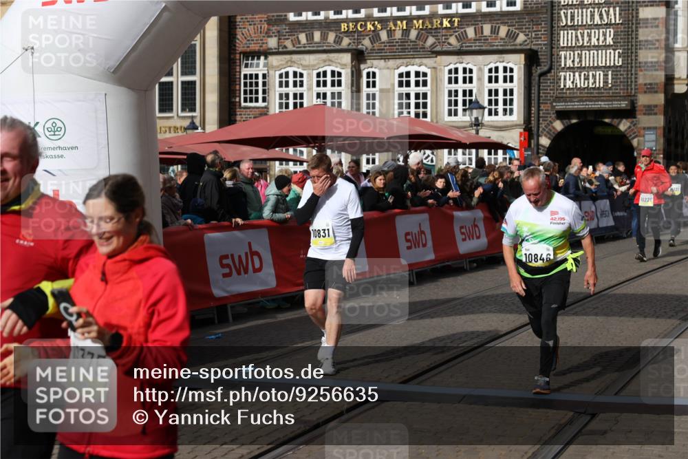 05.10.2025 - 20. swb-Marathon Bremen Yannick Fuchs http://msf.ph/oto/9256635 05.10.2025 11:16:09 Ziel 8476, 10355, 10831, 10846, 11375 meine-sportfotos.de
